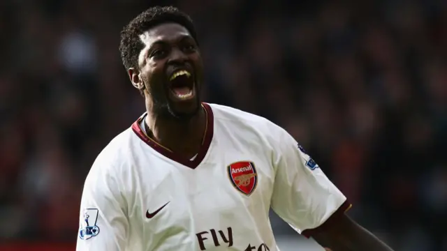 Emmanuel Adebayor célèbre un but avec Arsenal