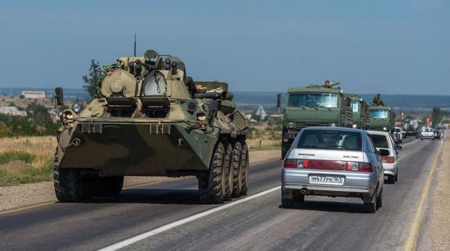 Російська військова техніка на шосе у Кам'янськ-Шахтинському, Ростовська область