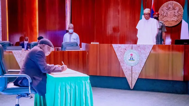 Aworan adele adajọ agba tuntun