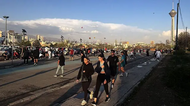 مردم در تاریخ ۱۶ فروردین ۱۴۰۵ در پارک پردیسان تهران قدم می‌زنند. جنگی که در ۹ اسفند ۱۴۰۴ با حملات آمریکا و اسرائیل به ایران آغاز شد، خاورمیانه را درگیر کرده و اقتصاد جهانی را دچار تلاطم کرده است.