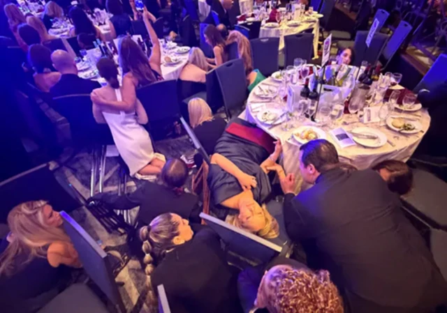 राष्ट्रपति र उनको क्याबिनेटका अधिकांश सदस्यहरू सहभागी उक्त रात्रिभोजस्थलमा ठूलो आवाज सुनिएसँगै अन्योल र अस्तव्यस्तता देखिएको थियो। मञ्चमा बसेकाहरूलाई तत्कालै स्टेजबाट हटाइएको थियो।