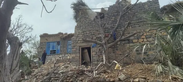 آقای فطرت به همرسانی این عکس‌ها نوشته که این خانه‌های غیر نظامیان در گلوله باری پاکستان تخریب شده است