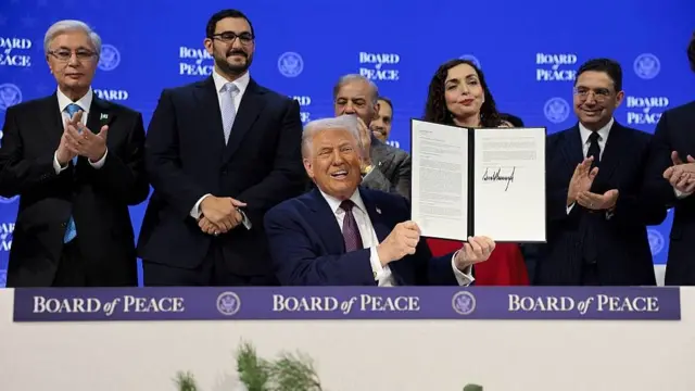 Donald Trump mostrando la carta fundacional de la Junta de Paz rodeado de otros líderes internacionales.