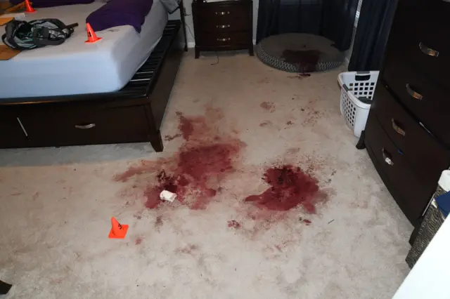 Foto tirada no quarto de Christine mostra manchas de sangue deixadas no carpete após os crimes