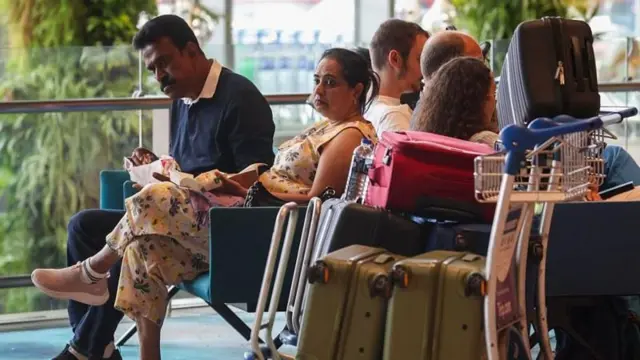 பல மணி நேரம் காத்திருக்கும் மக்கள் 