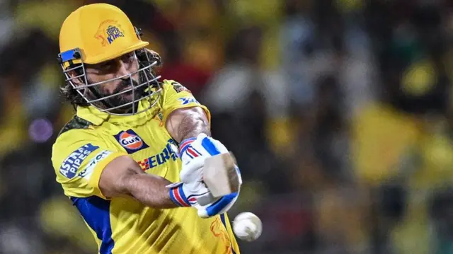 बैटिंग करते हुए महेंद्र सिंह धोनी