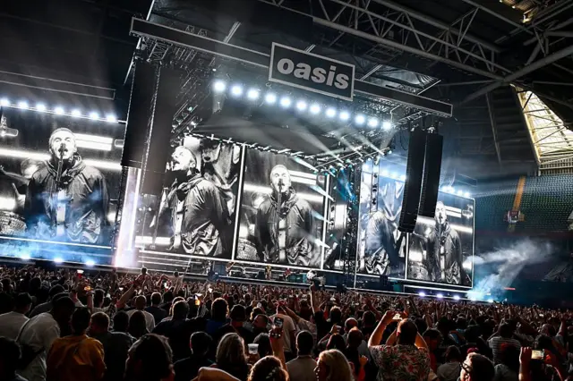 Banda Oasis no palco em Cardiff