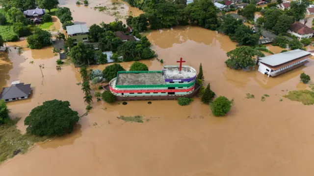 ရာဂီမုန်တိုင်းအရှိန်နဲ့ နမ့်ခုတ်မြစ်ရေကြီးရေကြီးရေလျှံတာကို ခံစားခဲ့ရတဲ့ ထိုင်းနိုင်ငံ ချင်းရိုင်ခရိုင်က လူနေရပ်ကွက် (ပုံဟောင်း) 