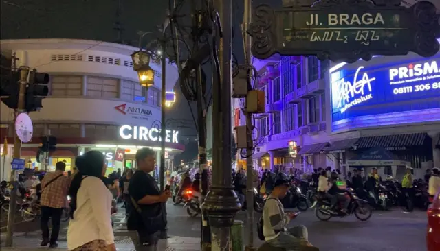 Suasana Jalan Braga, Kota Bandung, pada Minggu (01/06). Tidak tampak penegakan aturan jam malam bagi pelajar pada malam itu.