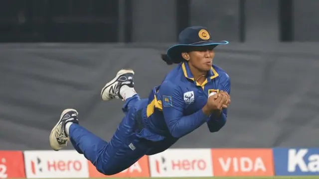 ඉමේෂා දුලානි ඉන්දියාව සමග පැවති තරගයේදී උඩ පන්දුවක් රැක ගනිමින්.