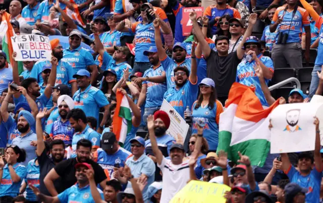 न्यूयॉर्कमध्ये जमलेले भारतीय चाहते