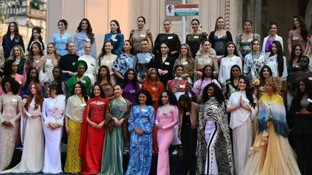 हेरिटेज वॉक दरम्यान हैदराबादमधील चारमिनारसमोर मिस वर्ल्ड 2025चे स्पर्धक.