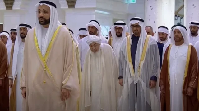 محمد بن زايد يؤدي صلاة العيد 