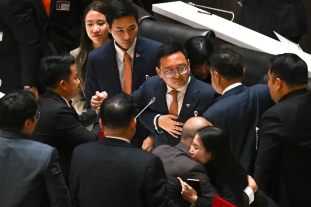 สส. ก้าวไกลร่ำไห้กลางสภา เมื่อ 7 ส.ค. ภายหลังทราบข่าวศาลรัฐธรรมนูญสั่งให้ยุบพรรคก้าวไกล โดยมี ชัยธวัช ตุลาธน อยู่กลางวงล้อมเพื่อนร่วมพรรค