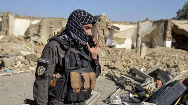 16 ऑक्टोबरला कंदहार प्रांतातील स्पिन बोल्डक जिल्ह्यात झालेल्या हल्ल्यात उदध्वस्त झालेल्या एका घराजवळ पाकिस्तानचे सुरक्षा अधिकारी
