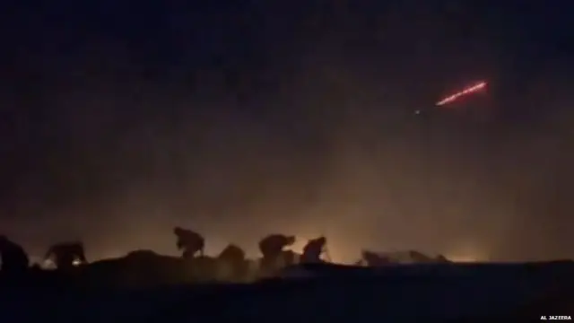 કાફલાના પાછળના ભાગની નજીક ફિલ્માવવામાં આવેલ અલ જઝીરા વિડિયોમાંથી લેવામાં આવેલી એક તસવીરમાં લોકો વાહનોની પાછળ છુપાયેલા અને આકાશમાં લાલ ટ્રેસર રાઉન્ડ બતાવે છે.