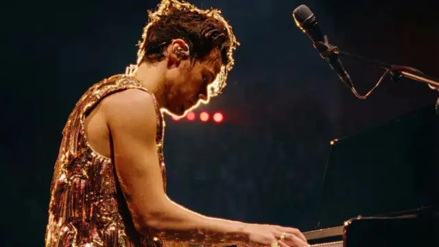Harry Styles na koncercie, jak widać na jego filmie Forever Forever