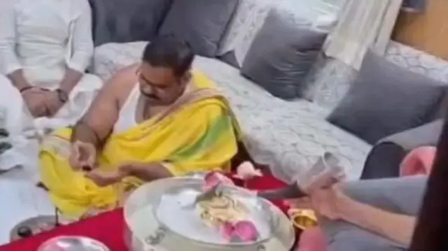 ચાલતી ટ્રેનમાં હવન કરવાનો વીડિયો વાઇરલ