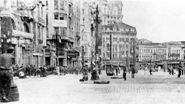 Fuga dos integralistas na Praça da Sé, em foto de autor desconhecido