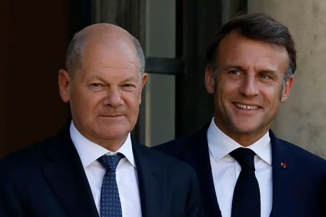 Макрон і Шольц в костюмах з краватками