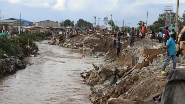 Serikali inasema ni kinyume cha sheria na ni hatari kujenga karibu na mto