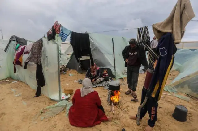 فلسطينيون نازحون في خيمة بمنطقة المواصي في رفح