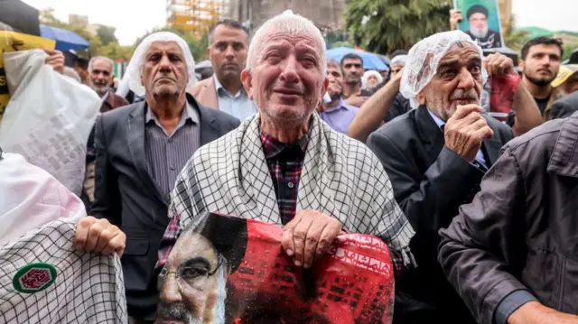 शोक मनाते लोग