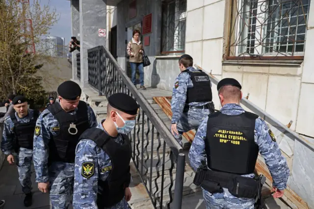 приставы идут арестовывать имущество