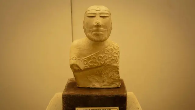 পাকিস্তানে রাখা 'প্রিস্ট কিং' এর কাস্ট অবয়ব