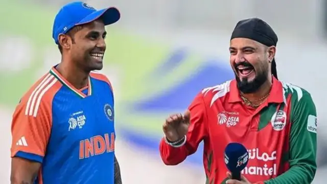 سوریہ کمار یاد عمانی ٹیم کے کپتان جتندر سنگھ کے ساتھ