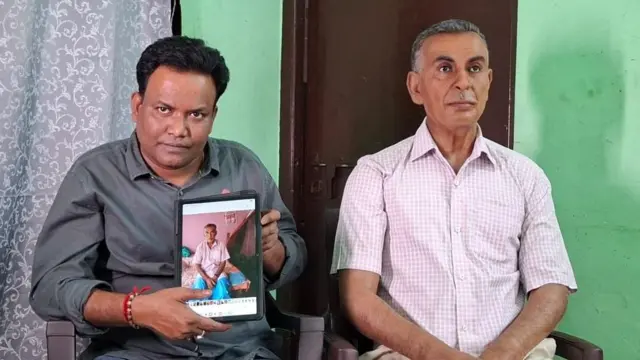 যে রেফারেন্স ছবির উপর ভিত্তি করে পাশে রাখা সিলিকনের মূর্তি তৈরি সেটা দেখাচ্ছেন শিল্পী।