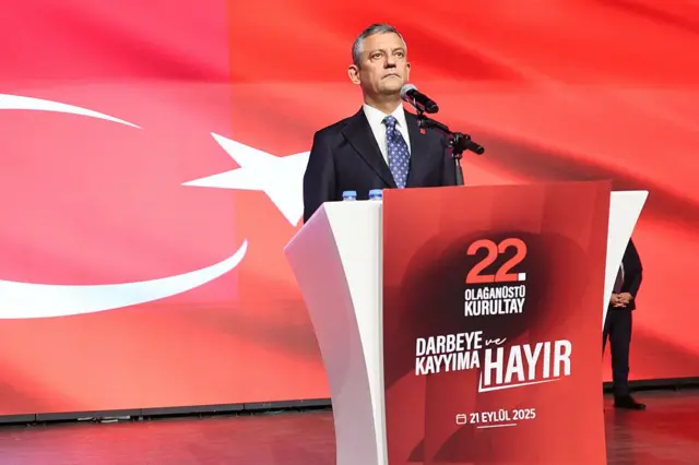 Özgür Özel kürsüde konuşurken. 