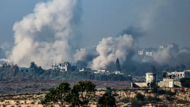 ইসরায়েলের বোমা হামলার পর গাজার বিভিন্ন এলাকায় ধোঁয়া দেখা যায়।
