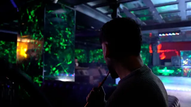 İranlı turistler için Van, eğlence hayatının önemli duraklarından. Şehirde sık sık karşımıza çıkan gece kulüpleri de İranlılara hizmet veriyor