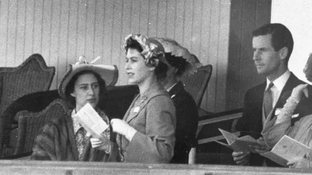 Маргарет, Єлизавета та капітан Таунсенд у королівському ложі на Аскоті, 1951 рік