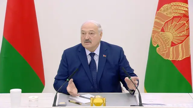 Добуш берүү аяктарына бир нече саат калганда Александр Лукашенко маалымат жыйынын өткөрдү