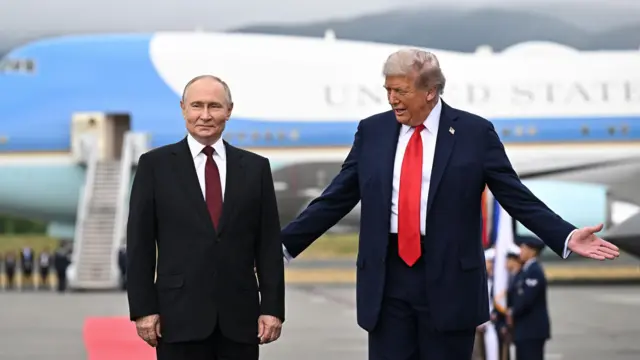Donald Trump da la bienvenida a Vladimir Putin en Alaska con una alfombra roja y un cálido apretón de manos.