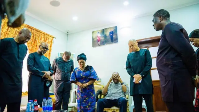 Fotos of Ogun state govnor Dapo Abiodun, Aliko Dangote plus oda close fiends wey pay condolence to late Herbert Wigwe family