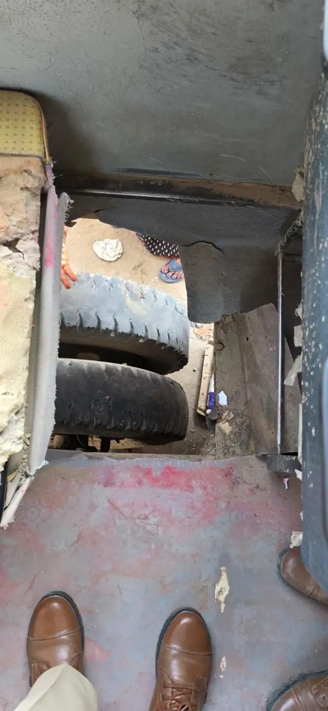 हाच तो बसचा खालचा तळाचा भाग जिथून अनन्या खाली पडली