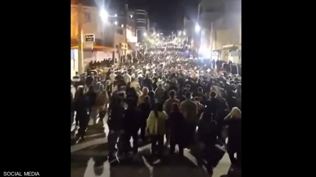 போராட்டங்களில் மக்கள் பங்கேற்கும் முறைகளும் 2022-லிருந்து வேறுபடுவதாகத் தெரிகிறது. சீர்திருத்த ஆதரவு ஆய்வாளர் அப்பாஸ் அப்தி கூறுகையில், மஹ்சா அமினி போராட்டங்களின் போது இருந்ததை விடப் பெண்கள் இதில் மிகக் குறைவாகவே பங்கேற்கின்றனர். இந்த மாற்றமே சில சம்பவங்கள் அதிக வன்முறையாக மாறியதற்குக் காரணமாக இருக்கலாம் என்று குறிப்பிடுகிறார்.