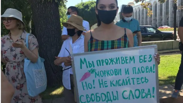 Жалган маалыматтан коргонуу жөнүндө мыйзам кабыл алынып жатканда жарандык активисттер каршы болуп Ак үйдүн алдына чыгышкан.