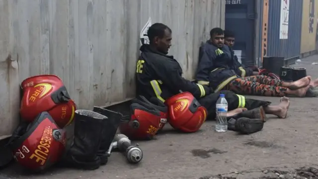 সীতাকুণ্ডে অগ্নি নির্বাপনের দায়িত্বে থাকা দমকল কর্মী