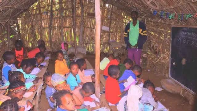 ኣብ ውሽጢ ቤት ትምህርቲ