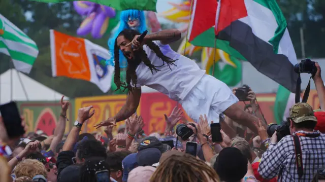 Во время выступления Боба Вилана в Гластонбери