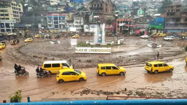 Place de l'Independance ahazwi cyane rwagati mu mujyi wa Bukavu kuwa gatatu hari huzuye isayo n'imyanda byazanywe n'imvura yaraye igwa kuwa kabiri