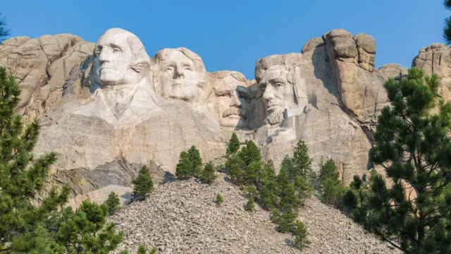 Las caras en piedra de George Washington, Thomas Jefferson, Theodore Roosevelt y Abraham Lincoln.