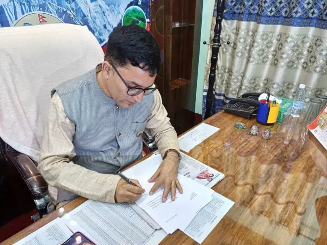 सभामुखबाट राजीनामा दिएका बाबुराम गौतम अब माओवादी केन्द्रका सभासदका हैसियतमा छन्