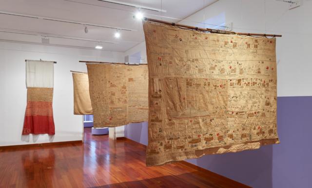 Os Estandartes, feitos1xbet 4lençóis, trazem nomes1xbet 4pessoas que conheceu, eventos mundiais, embaixadas1xbet 4diferentes países e navios1xbet 4guerra entre outros temas