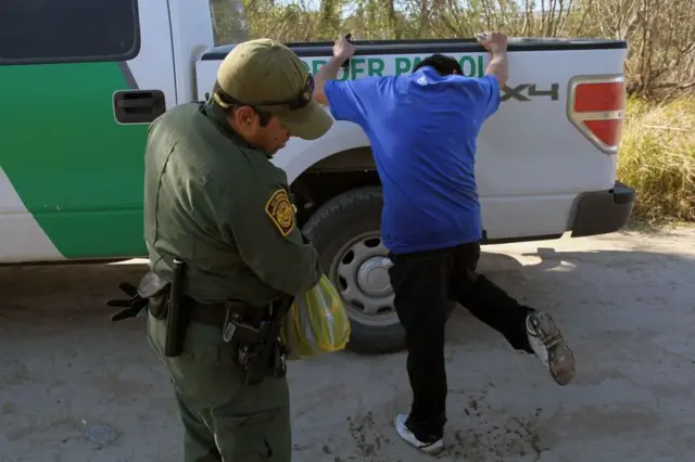 USA, America, અમેરિકા, યુએસએ, યુએસ, ઇમિગ્રેશન, માઇગ્રેશન, સ્થળાંતર, વિઝા, ગ્રિનકાર્ડ, ગ્રીનકાર્ડ, વીઝા, કૅનેડા, સરહદ, મૅક્સિકો, કારણો, એનઆરઆઈ, એનઆરજી, બીબીસી ગુજરાતી, ગુજરાત, ગુજરાત સમાચાર, ગુજરાત ન્યૂઝ, બીબીસી ગુજરાતી, બીબીસી ગુજરાતી ન્યૂઝ