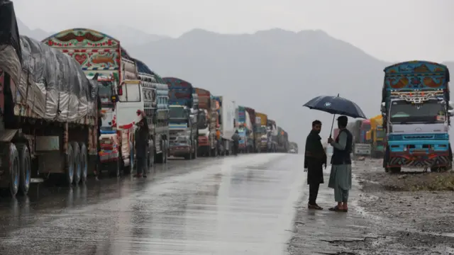 پر کرښه ولاړې لارۍ او باري موټر